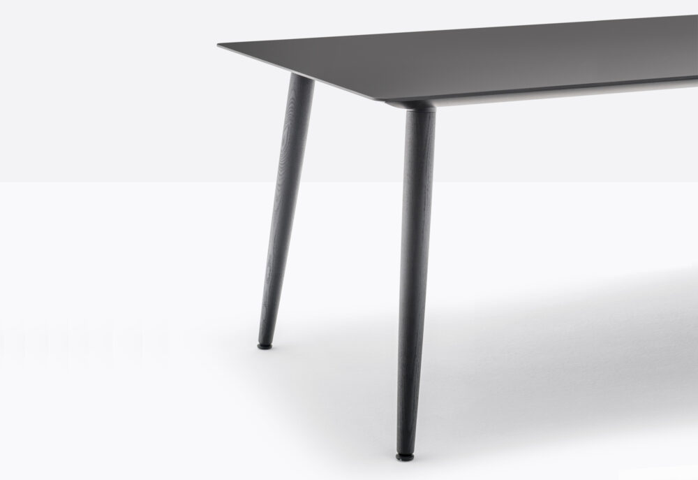 tavolo in legno moderno